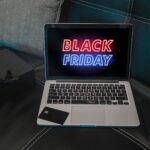 Czarny piątek ekran na otwartym laptopie, karta na zakupy online.