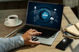 Sieć zabezpieczeń VPN z człowiekiem korzystającym z sieci prywatnej ochrony laptopa