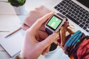 Smartwatch z Biedronki – czy warto kupić tani inteligentny zegarek? Analiza funkcji