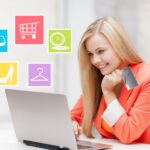 koncepcja zakupy online, sprzedaż i ludzie - szczęśliwa kobieta z laptopem i kartą kredytową w biurze
