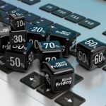 Sprzedaż online w Czarny piątek Czarne kostki sprzedaży na ilustracji 3d laptopa
