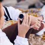 Fitness kobieta i inteligentny zegarek podczas górskich wędrówek, ćwiczenia lub wydajność, zdrowie i zegar Stoper cyfrowa technologia sportowa i ręce sprawdzają postęp aplikacji wellness i czas treningu na sprzęcie gps
