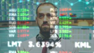 Broker finansowy w pracy wykorzystujący technologię wizualizacji AR, analizujący wykresy giełdowe i wykresy statystyczne, z bliska. Analityk poszukujący informacji na temat handlu obligacjami i inwestycji